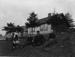 5 mennesker med hest og sau foran et hus: Tønnes Monsen, Eli