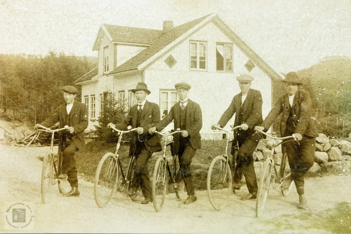 Unge menn på sykkel på Byremo. Grindheim.