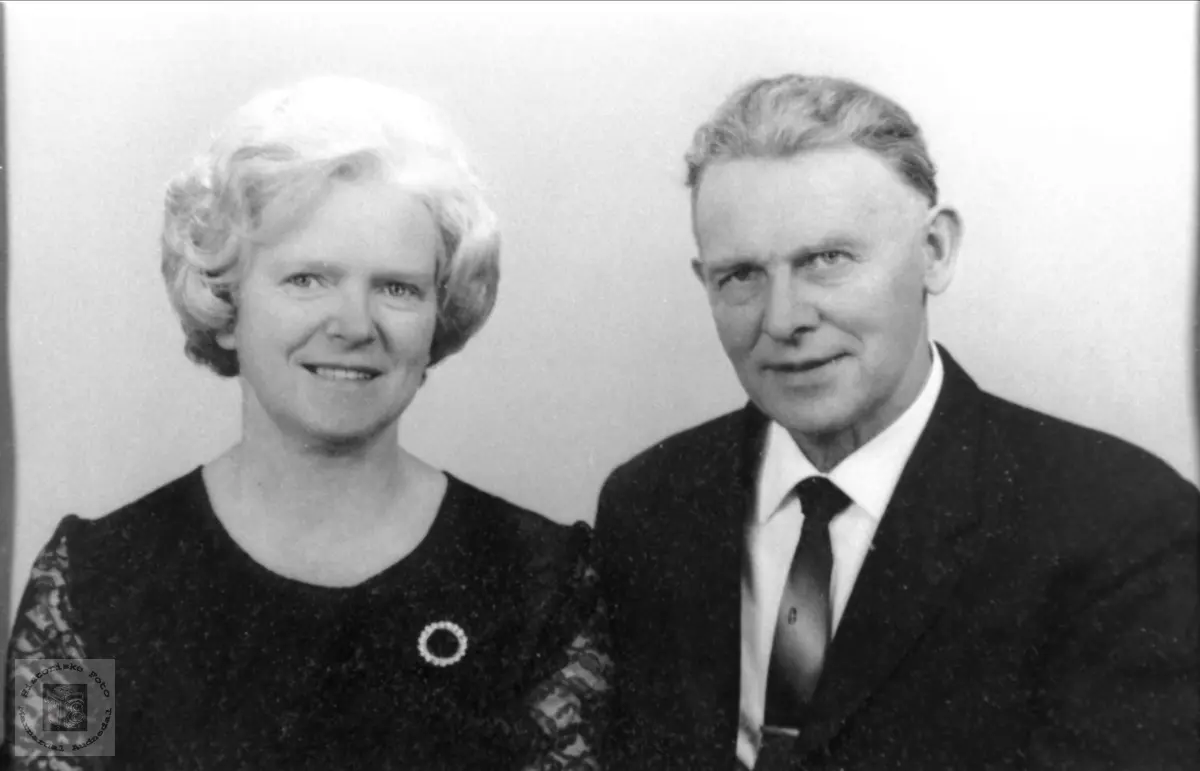 Portrett av ekteparet Agnes og Olav Tjomsland, Laudal.