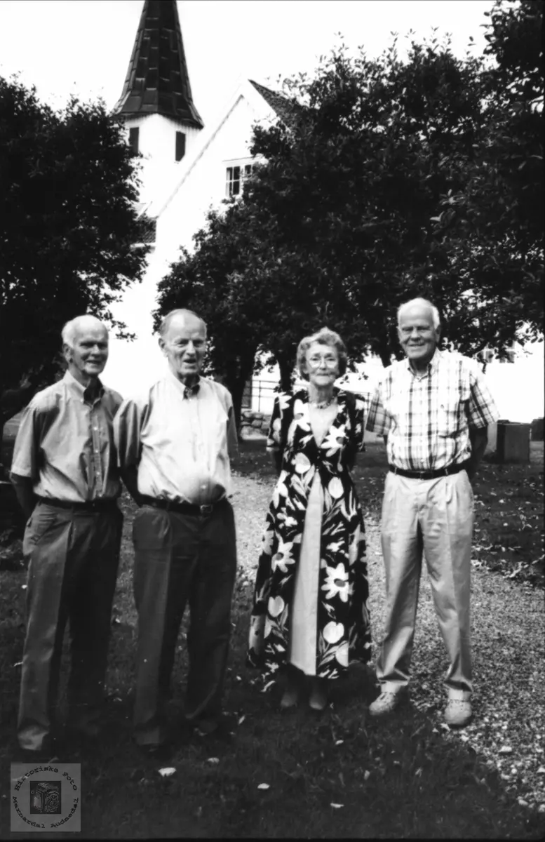 På  Laudal kirkegård.. Kåre, Olav, Gerda og Kjell, f. Bruskeland, Laudal.