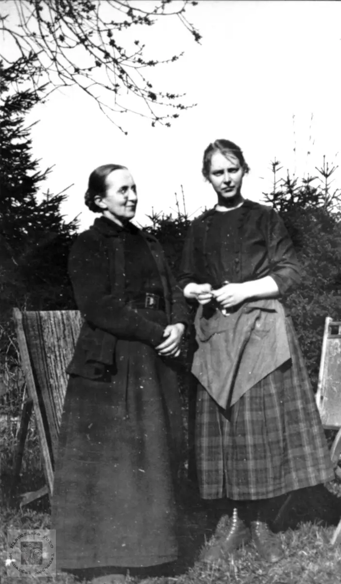 Mor og datter, Karoline og Solveig Fuglestveit gift Liestøl. Øyslebø.