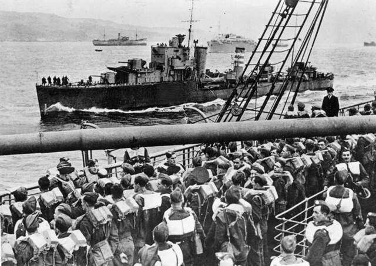 Krigskip. Britiske troppeskip og jagere på vei til Narvik-fronten. SS Oronsay med tropper fra britiske 61. infanteri-divisjon. Torpedojageren HMS Fury H76 passerer. (Standernummeret ,H76, er retusjert bort på denne kopien av fotografiet).
