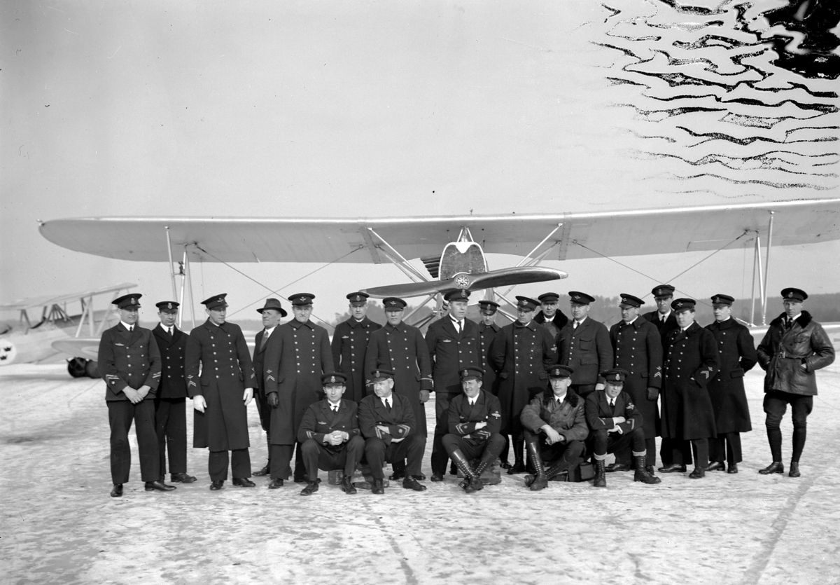 Grupporträtt av underofficerare vid F 2 Roslagens flygflottilj, 1929. Framför flygplan SK 6, vintertid.