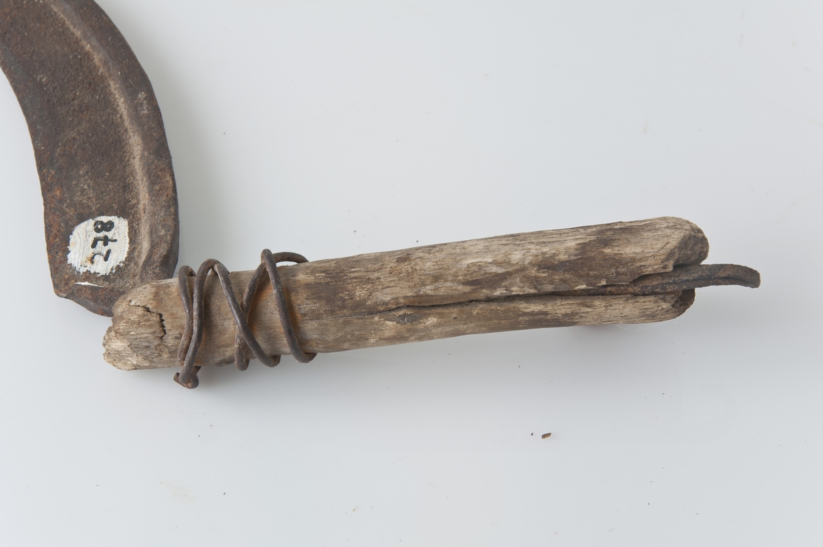 Form: Selve "kniven", halvmåne av jern, Håndtak av tre
