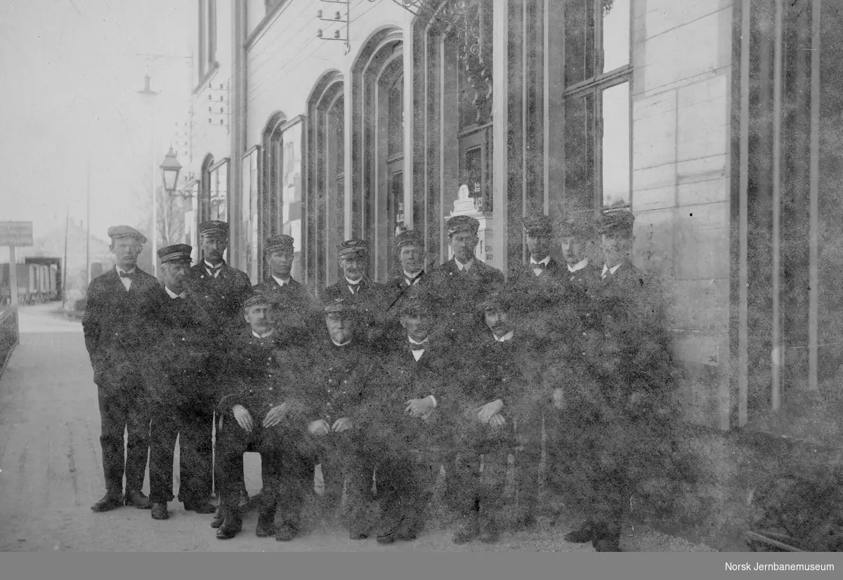 Stasjonspersonalet på Sarpsborg stasjon oppstilt for fotografering i 1912