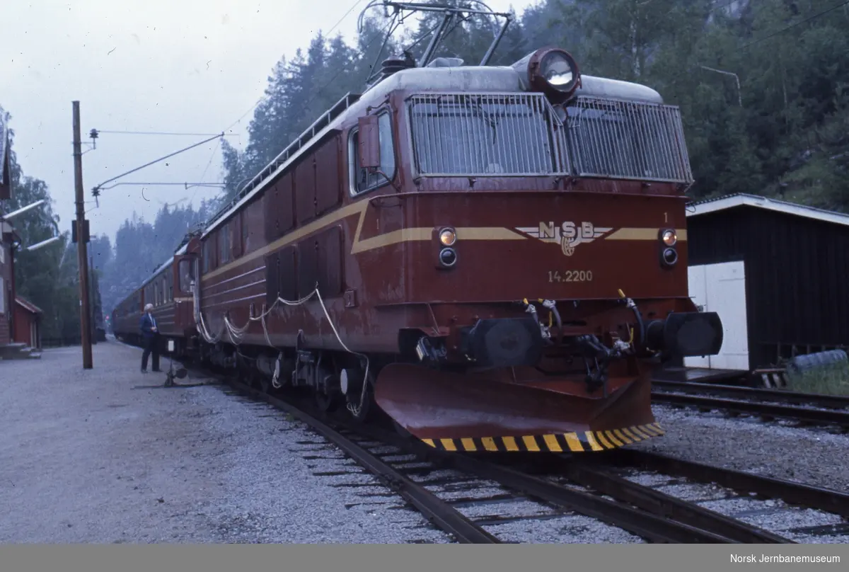 Prosjekt "Høyere reisehastigheter" - prøvekjøring for måling av sporkrefter, tog trukket av elektrisk lokomotiv El 14 2200