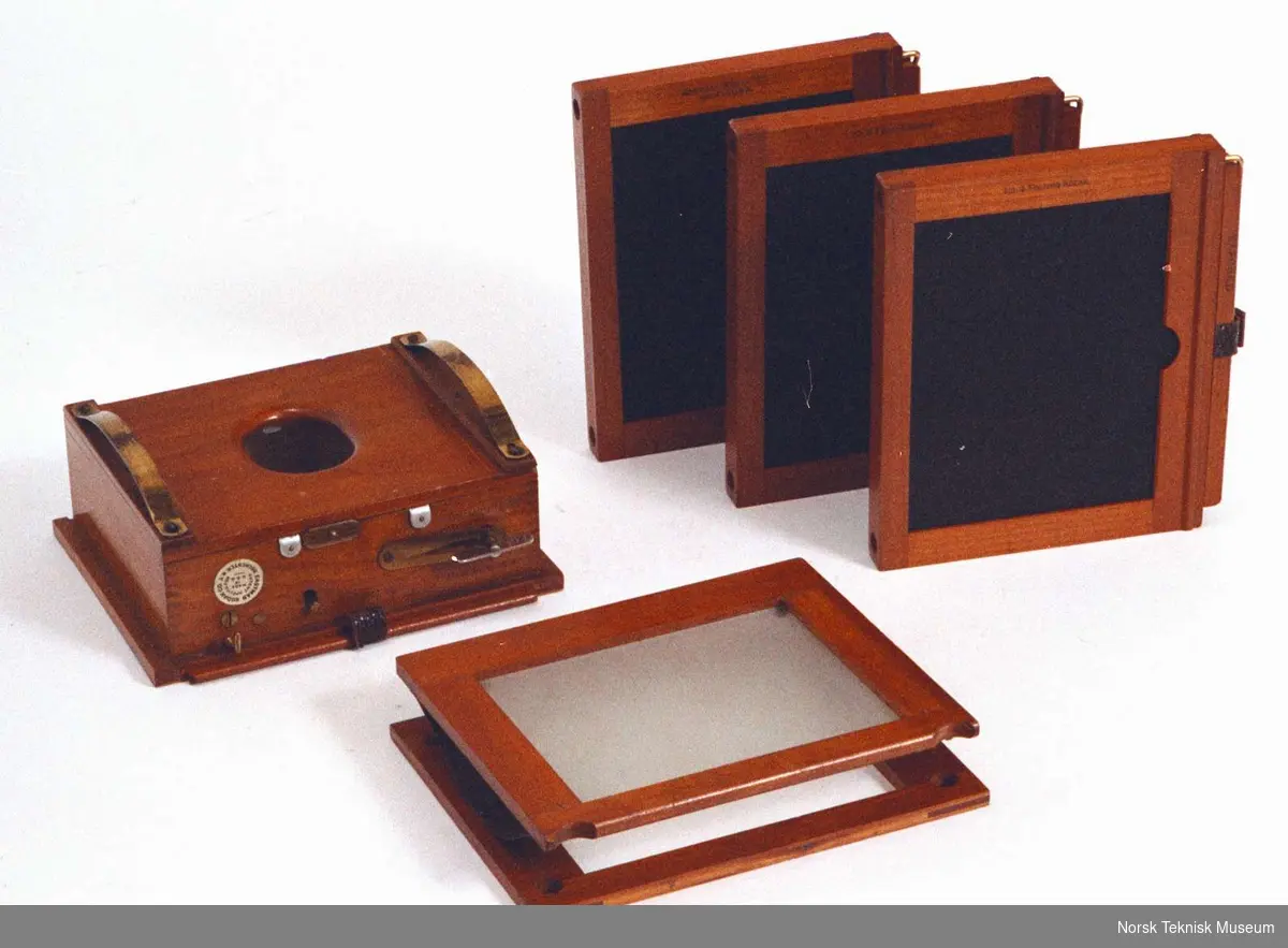 2 kasetter for film og 3 kasetter for plater og stativ.
Kodak nr. 4 eller 5.  5 = 5" x 7" (Se tekst gjenstandskort).