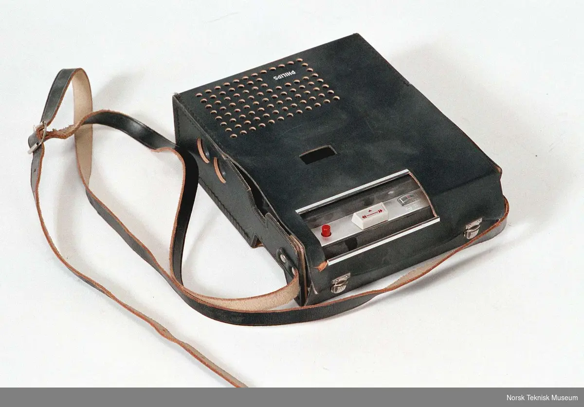 Philips minikassettspiller med bæreveske. Standard lydbåndkassetter. Mono avspilling.