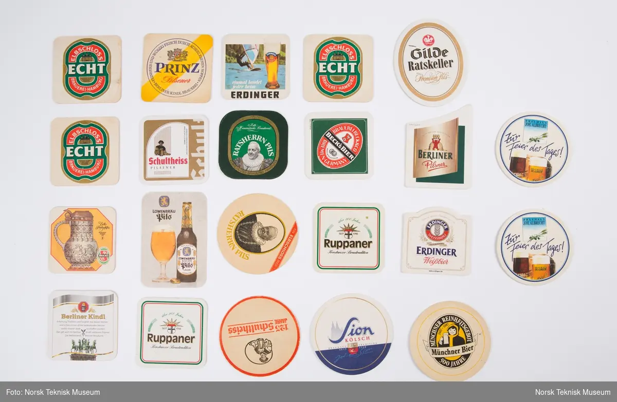 22 ølbrikker med reklame for ulike tyske bryggerier og ølsorter.