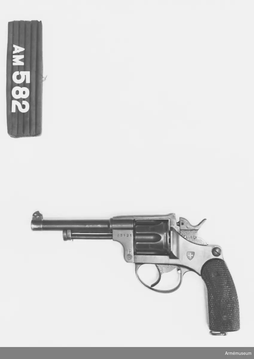 Samhörande nr är 511-599, 700-701 (582-584).
Revolver m/1882-1929, Schweiz.
Skiljer sig från ursprungsmodellen genom att pipan är rund, att kolvkapporna är av bakelit i stället för av trä och att alla delar är svärtade. Kaliber: 7,5 mm. Schweizisk gåva.