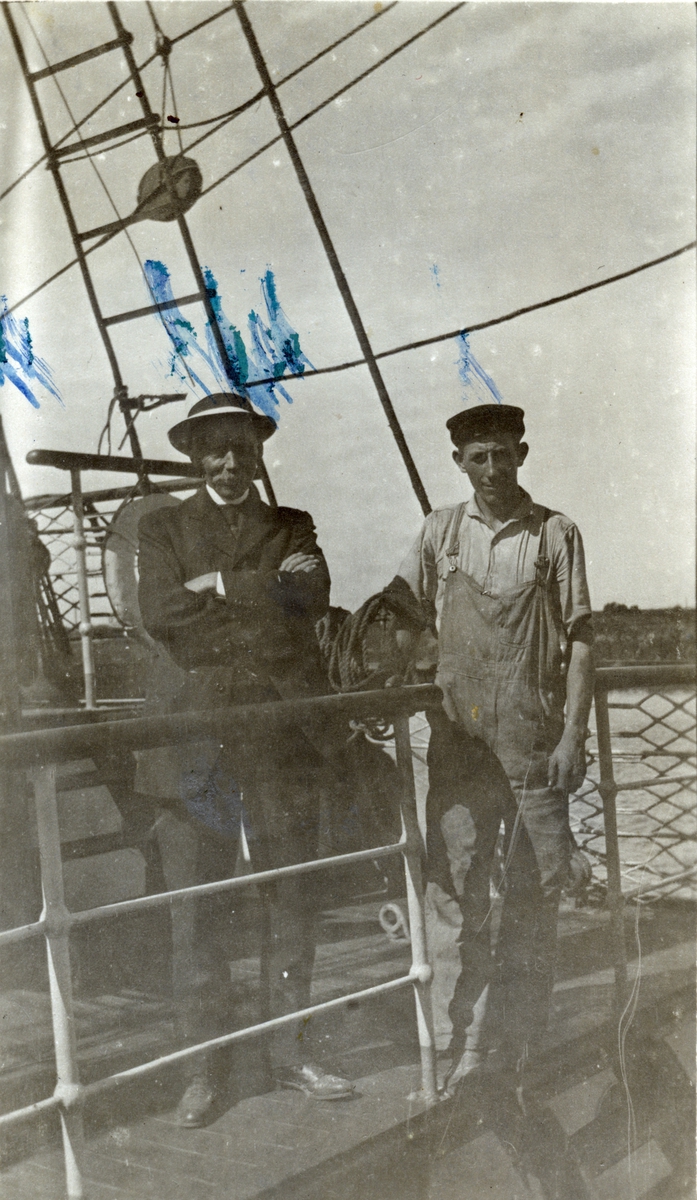 Kaptein Mortensen og 1. styrmann ombord i stålbarken 'Robert Schrafton'(b. 1891, Fevigs Jernskibsbyggeri, Grimstad).