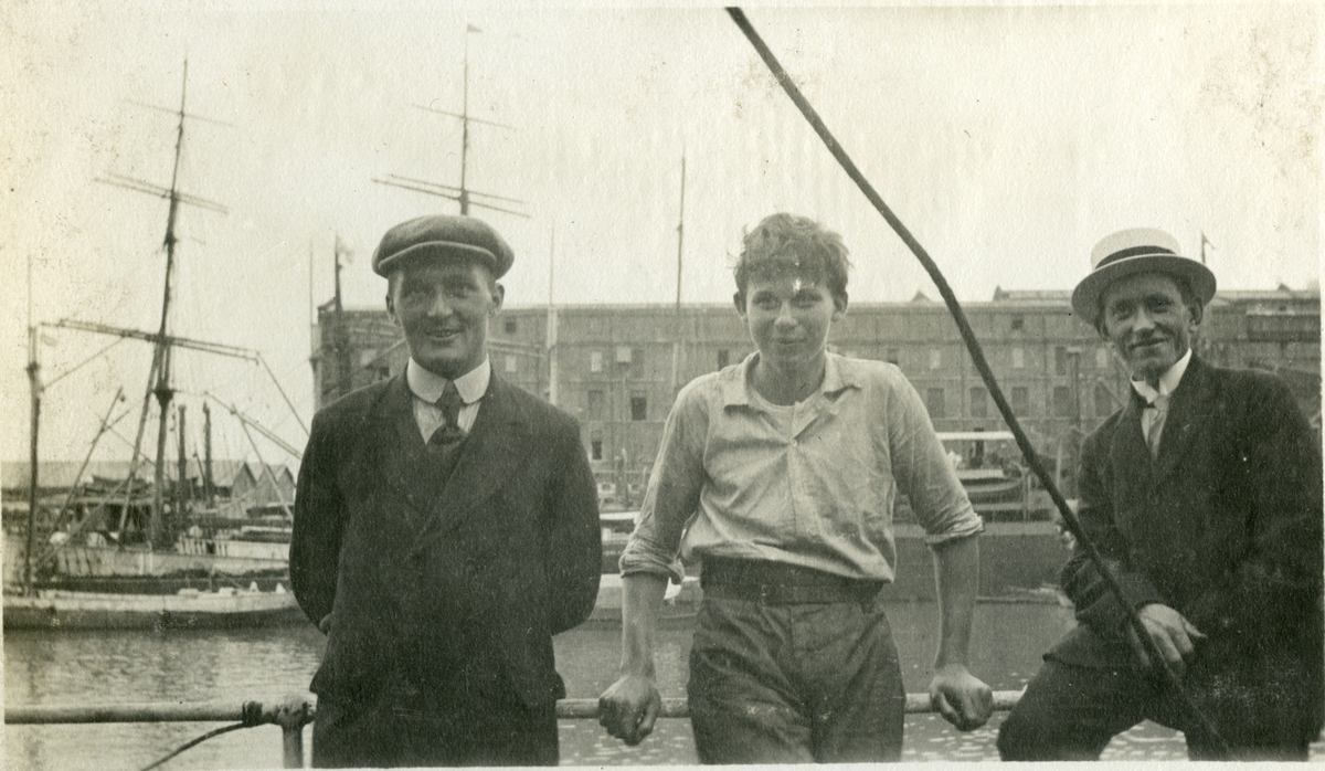 Mannskap ombord i D/S 'Arna'(b. 1911, W. Gray & Co. Ltd., West Hartlepooh).