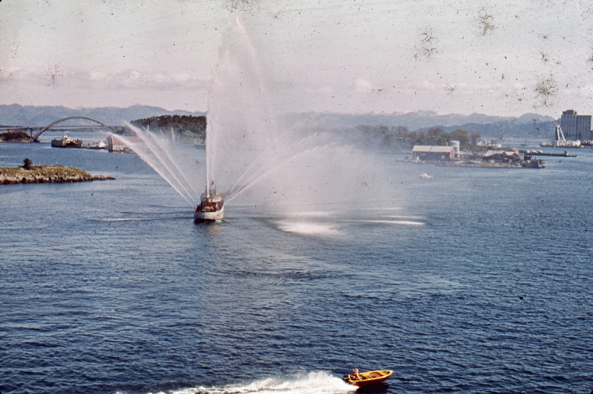 Brannbåten 'Nøkk' (b.1880, Sverige), sett fra M/S 'Vistafjord' (b.1973, Swan, Hunter & Wihham Richardson, Wallsend).