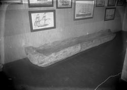 Stokkebåt i utstillingen. - Norsk Sjøfartsmuseums i Ridehuse