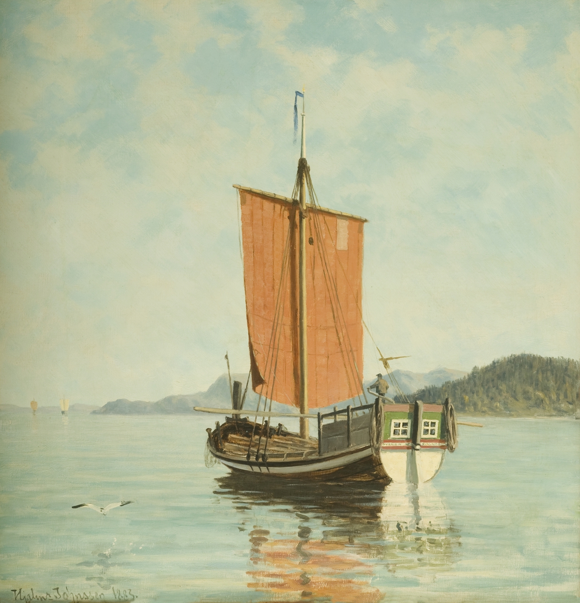 Jekt Svanen av Sogndal i stille sjø med seil og en person til rors