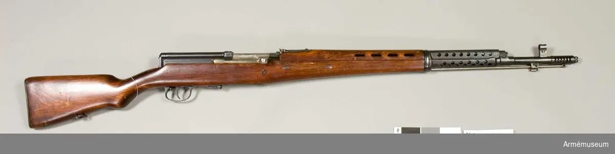 Kaliber 7.62 mm. Tillverkningsnr yb 4056.  
Pipans längd med flamdämpare: 685 mm.  
Märkt med en pil stämpel i triangel, (Sestrojevsk) Lu 1940 r.  Magasin saknas.