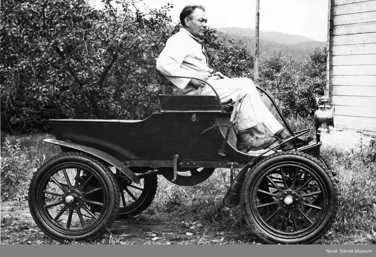 Veteranbil, Olds-Fossum, norsk bil bygget av Fossum i 1907 etter Olds-Mobiles prinsipper, restaurert av Arthur Moe i Skoger etter Annen verdenskrig.