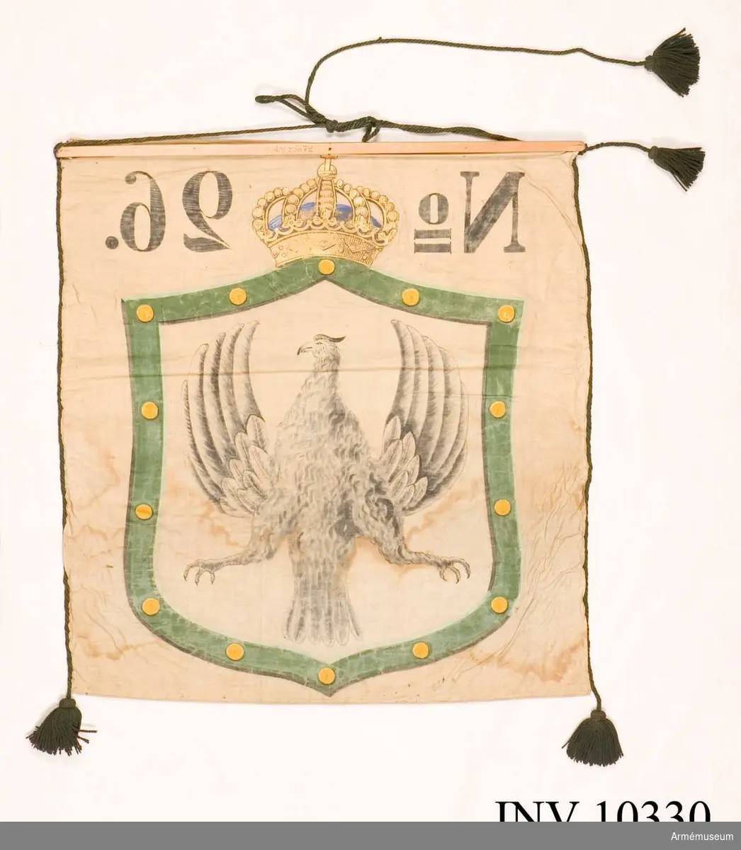 Grupp B I.

Bottentyg av vit lärft. Långsidorna är kantade med grön bomullssnodd avslutad i tofsar. Två tofsar på den ena sidan, en på den andra. Målad sköld krönt med kunglig krona och märkt No   26. Värmlands vapen i skölden. Standaret är fastspikat vid en träribba.1948-12-17 ink. 481, utdrag ur brev från kapten O Oxehufvud: "Den förra är målad af d.v. löjtnanten Herman Byström och användes vid officerskårens bal 1882 för att bjuda cottillonsdekorationer åt damerna af en liten hornblåsare" ...