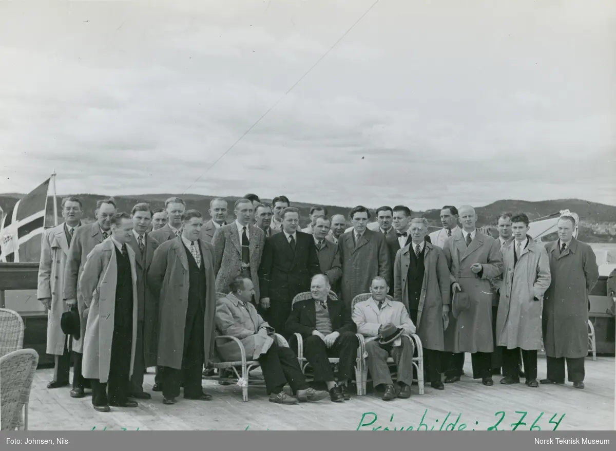 Gruppebilde av gjester på dekk på passasjer- og lasteskipet M/S Braemar, B/N 494 under prøvetur i Oslofjorden. Skipet ble levert av Akers Mek. Verksted i 1953 til Fred. Olsen & Co.