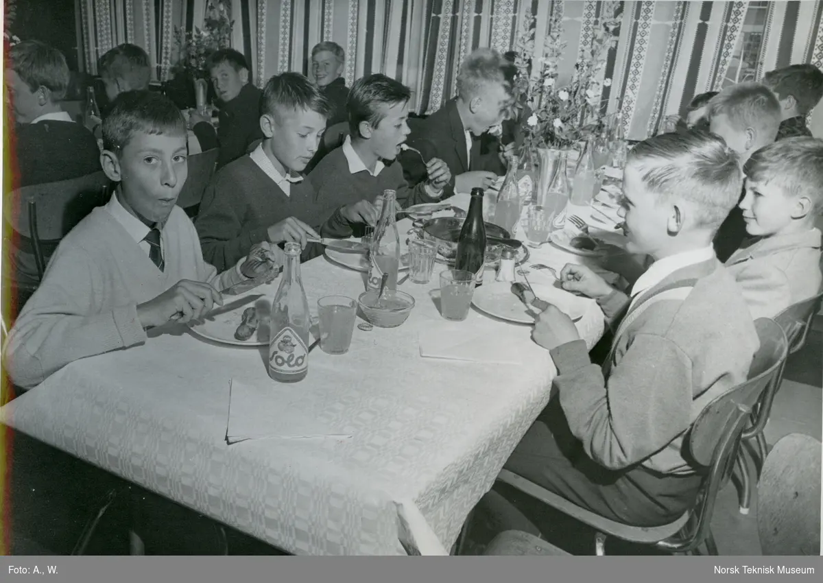 Barn spiser pølser i velferdshuset etter stabelavløpning av tankeren M/S Landvard, B/N 527 på Akers Mek. Verksted 14. juni 1962. Skipet ble levert i 1962 til Klosters Rederi.