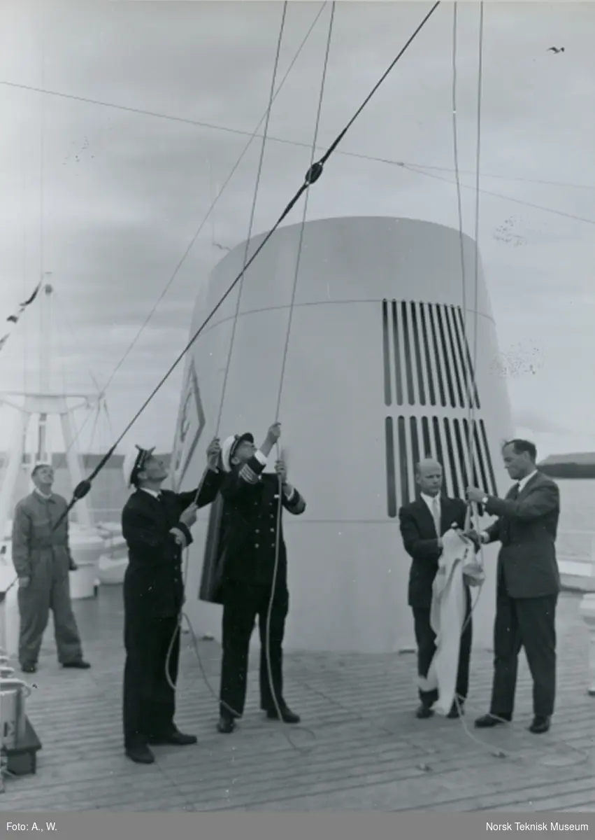 Flaggheising på fruktskipet Hidlefjord, B/N 530 under prøvetur i Oslofjorden 30. august 1960. Skipet ble levert av Akers Mek. Verksted i 1960 til Kornelius Olsen.