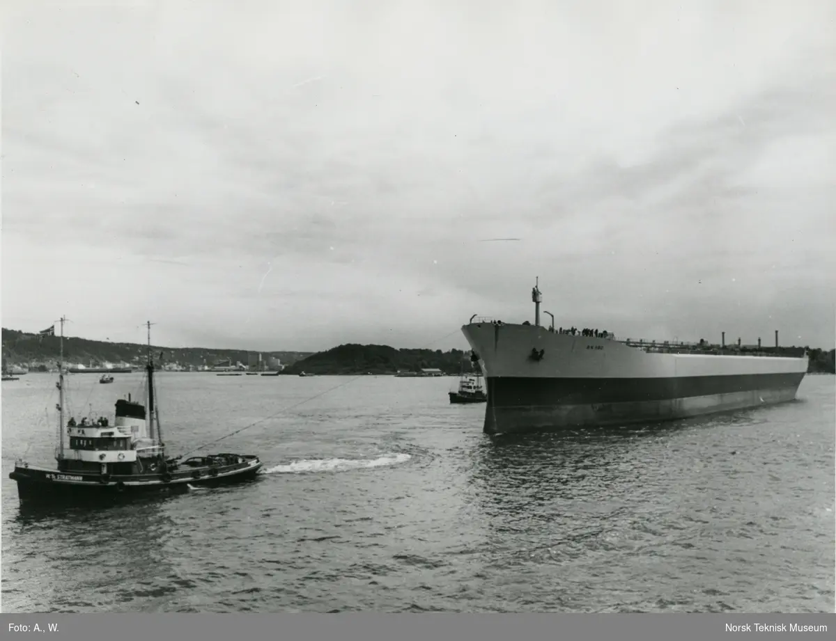 Tankeren M/S Sonja, B/N 560 ankommer Akers Mek. Verksted 5. juli 1965 etter sleping fra Stord Verft. Skipet ble levert 11. november 1965 til Onstad Shipping A/S.