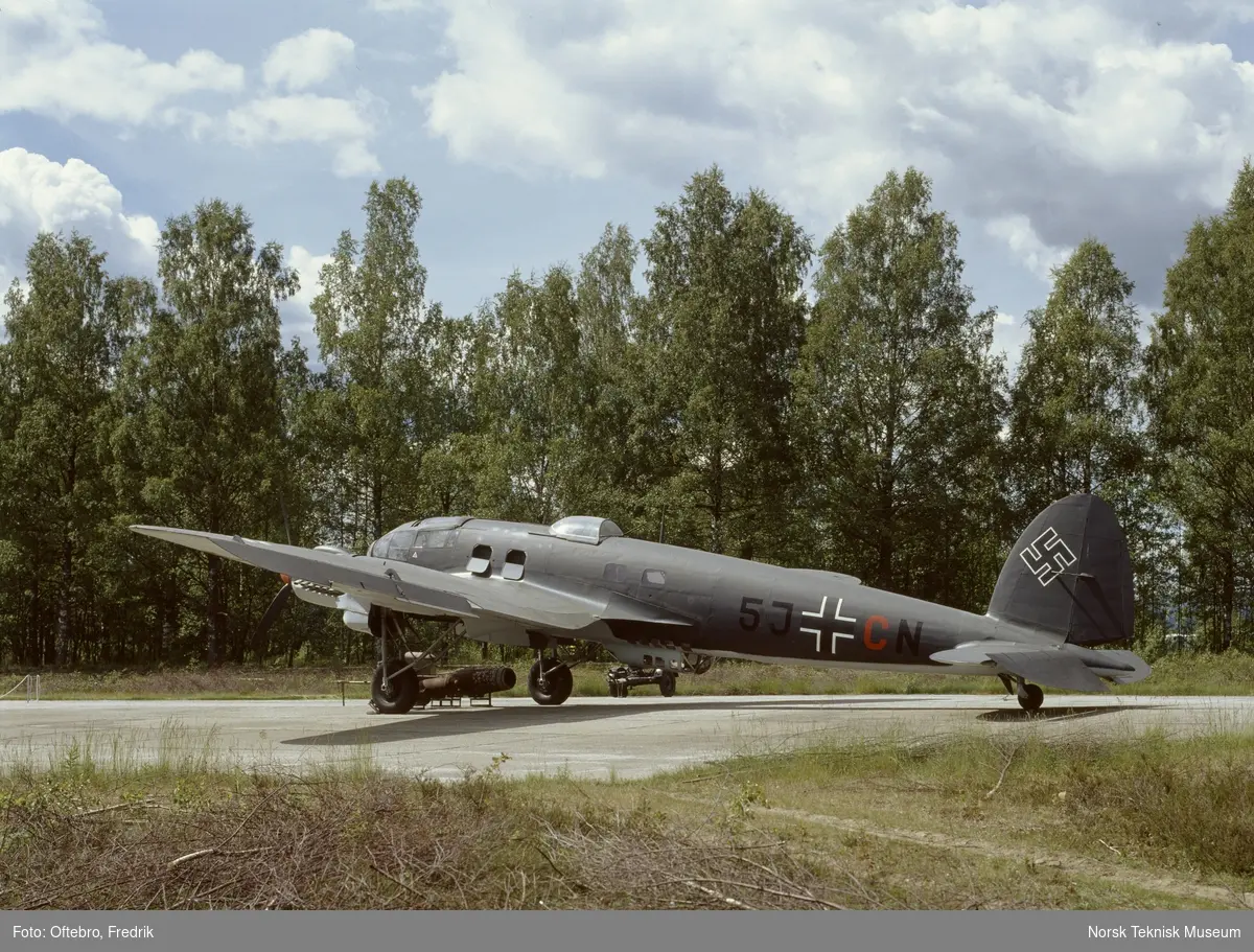 Heinkel HE-111P2, tysk bombefly fra 1939/40 fotografert på historisk flystevne på Gardermoen, 1990