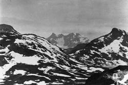 Jotunheimen. Skagastølstinderne fra Smuget. Lindahl 1427