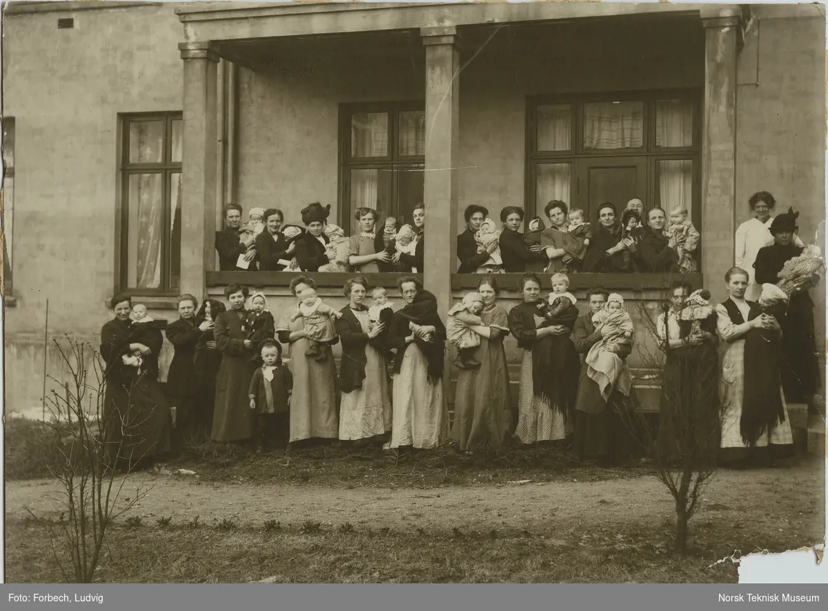 Mødre med spebarn på Tøiens barnepleiestasjon 1914.