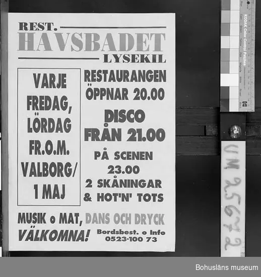Föremålet visas i basutställningen Kustland,  Bohusläns museum, Uddevalla.

Röd och svart text mot gul botten. "Rest. Havsbadet, Lysekil. Varje fredag, lördag fr o m Valborg/1 maj.
Restaurangen öppnar 20.00. Disco från 21.00. På scenen 23.00 2 Skåningar & Ho"tn"Tots. Musik och Mat, Dans och Dryck. Välkomna!
Bordsbest o Info 0523-100 73"

Insamlad i samband med dokumentation av Havsbadsrestaurangen i Lysekil sommarsäsongen 1992. Se museets arkiv.