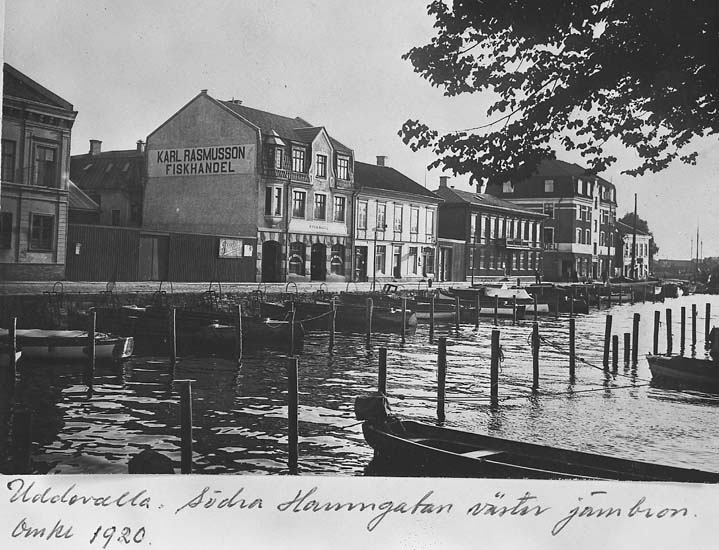 Text på kortet: "Uddevalla, Södra Hamngatan väster järnbron omkr 1920".