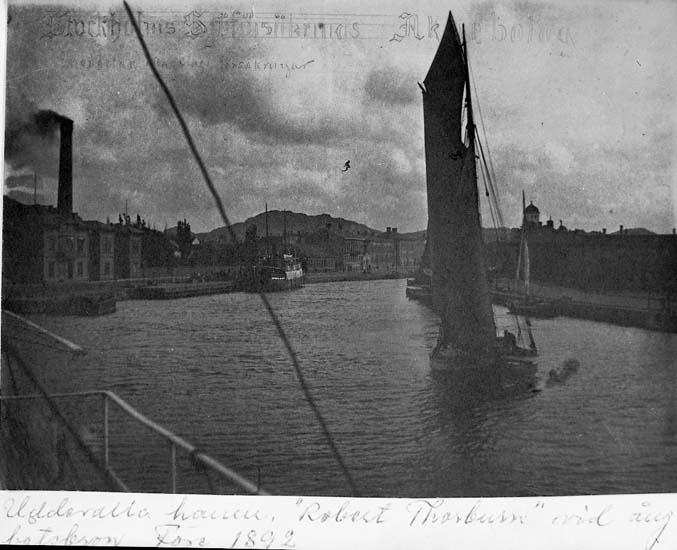 Handskrivet med bläck på bildens baksida: "Före 1892. Robert Thorburn vid ångbåtsbron"