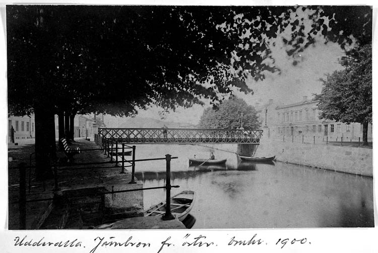Text på kortet: "Uddevalla. Järnbron fr. Öster omkr. 1900".


