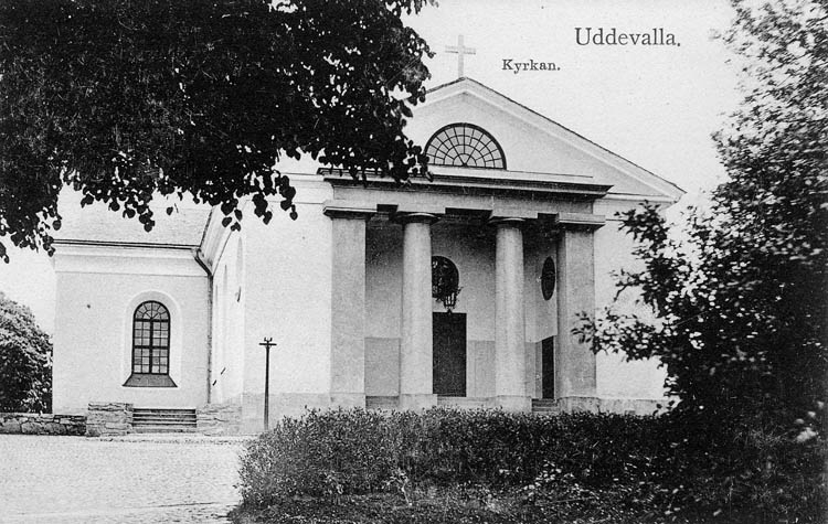 Tryckt text på bilden: "Uddevalla. Kyrkan. " 

"J.F. Hallmans Bokhandel, Uddevalla."