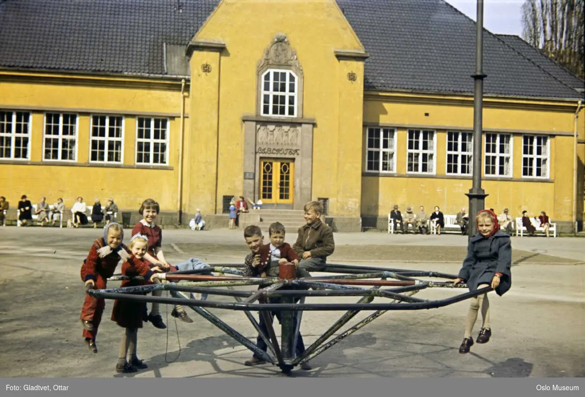 plass, lekeapparat, barn, lek, Deichmanske bibliotek, Grünerløkka filial, benker, mennesker