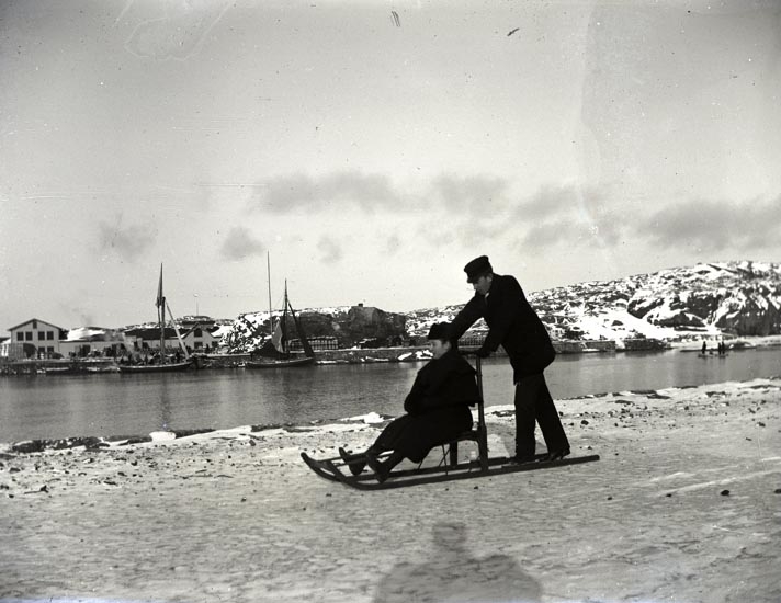 Carl-Gustaf o. Wendela på sparkstötting, Februari 1895.