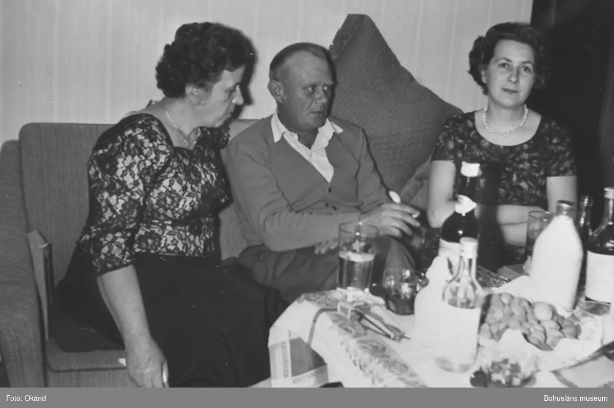 "Jul 1954, Herthas föräldrar på besök. Fr. v. Ilse och Erwin Hentschel, Hertha Busch."