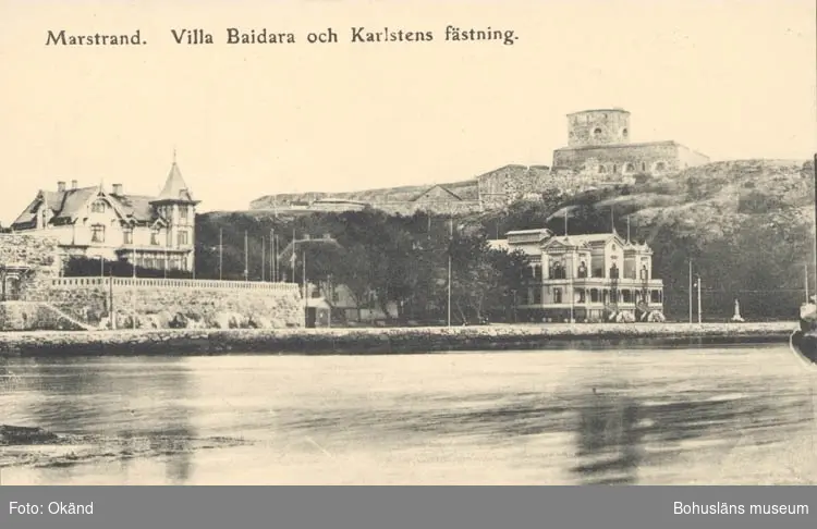 Tryckt text på kortet: "Marstrand. Villa Baidara och Karlstens fästning."