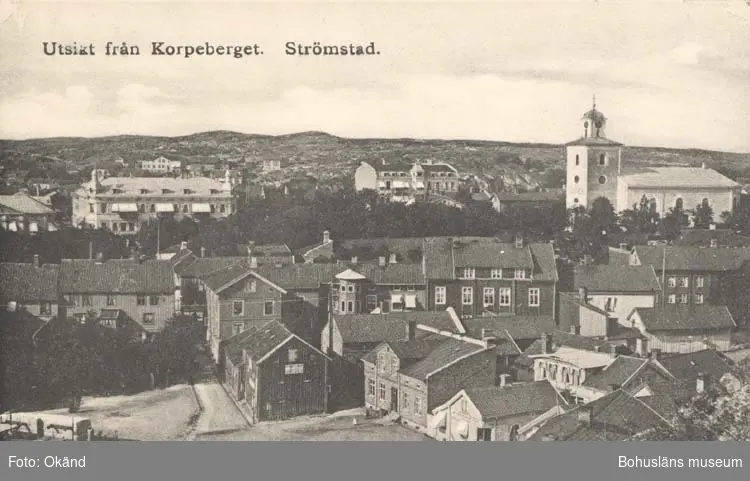 Tryckt text på kortet: "Utsikt från Korpeberget. Strömstad." 
"Förlag: Sven Malmgren, Manufaktur & Kortvaror."