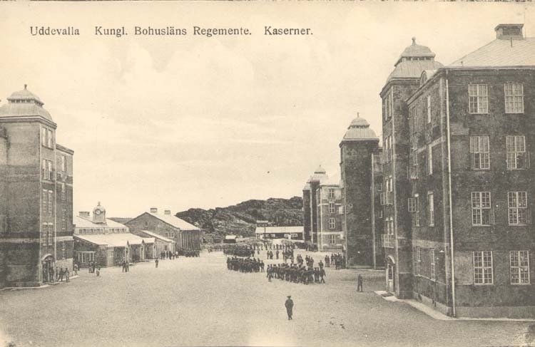 Tryckt text på kortet: "Uddevalla. Kungl. Bohusläns Regemente. Kaserner."