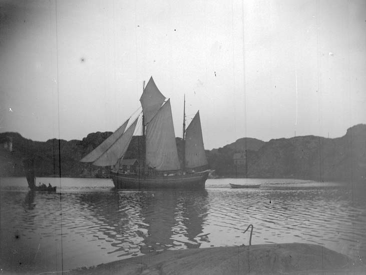 Enligt text som medföljde bilden: "Lunnevik. En segelbåt vid Lunnevik 1897."