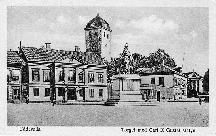 Kort: "Uddevalla. Torget med Carl X Gustaf statyn".