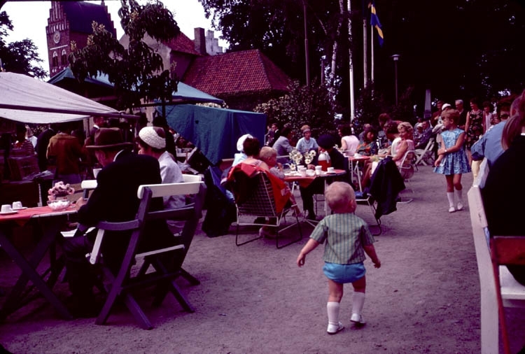 Folkfest på torget i Åhus i juli 1965