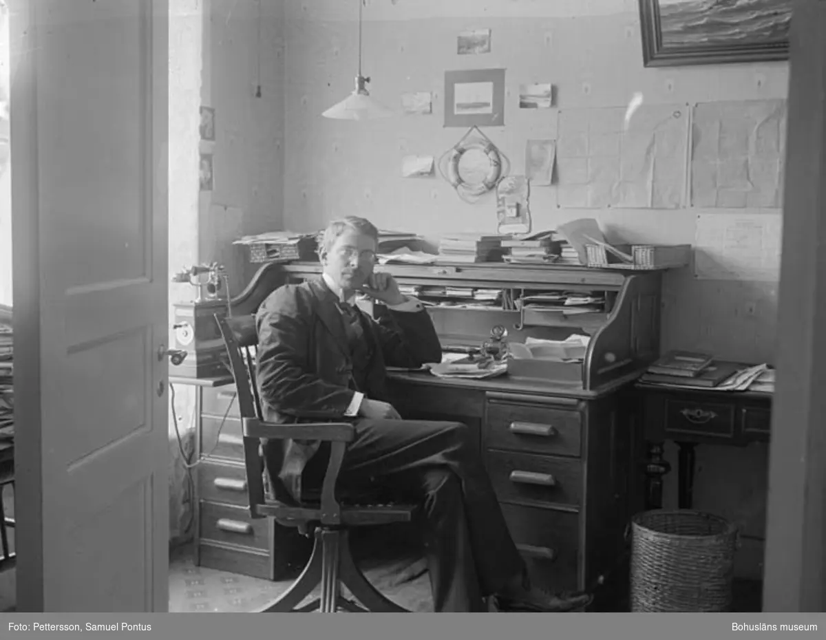 Text till bilden: "Redaren S.P. Pettersson på kontoret".