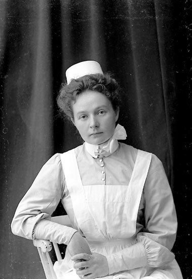 Enligt fotografens journal nr 2 1909-1915: "Lanner, Fr. Gunhild sjuksköterska Jörlanda".