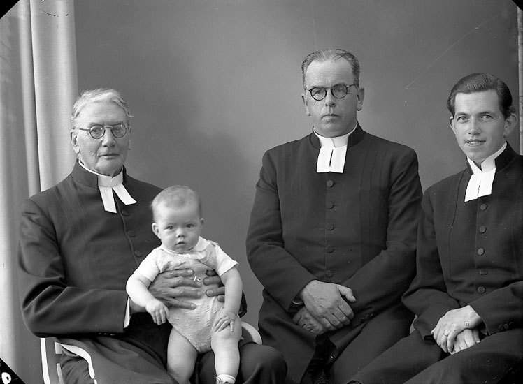 Enligt fotografens journal nr 8 1951-1957: "Franck, Prosten 4 generationer Ödsmål".
Enligt fotografens notering: "Prosten Ernst Franck m. son, sonson och sonsonson, Ödsmål, Lyse o Habo".