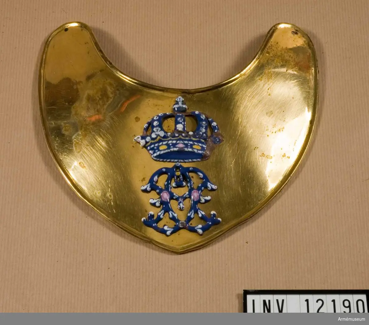 Ringkrage av förgyllt silver för kompanichef (kapten) med Adolf Fredriks namnchiffer i emalj.