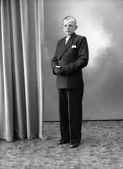Enligt fotografens journal nr 7 1944-1950: "Gunnarsson, Stig Stenungsund".