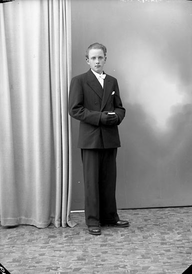 Enligt fotografens journal nr 7 1944-1950: "Olsson, Karl Olof Evenås, Stenungsund".