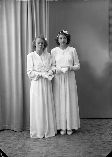Enligt fotografens journal nr 7 1944-1950: "Berntsson, Ann-Britt o Lilly Martinsson Ödsmål".